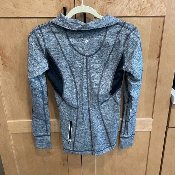 Light material Lululemon half zip - Picture 2 of 4